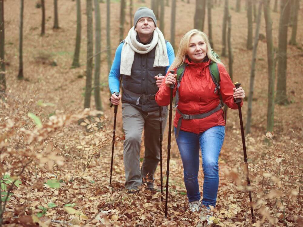 ludzie uprawiają nordic walking