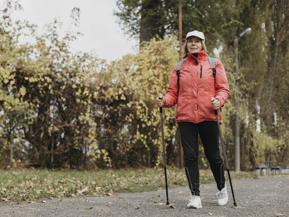 ludzie uprawiają nordic walking2